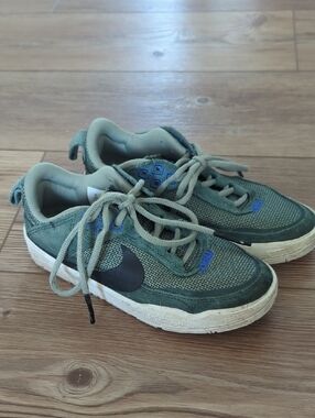 Nike Day One SB Grade School Vintage Green